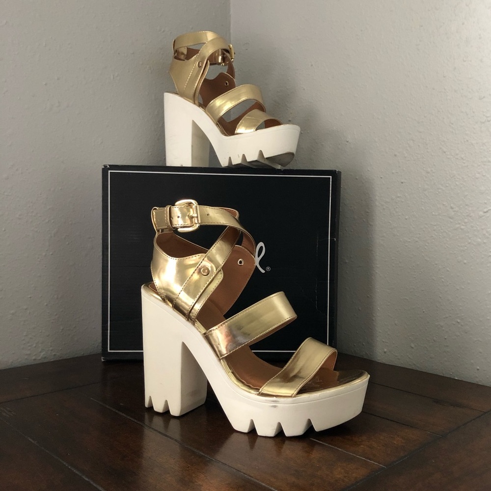 Qupid “Crank-03” Gold Platform Sandal